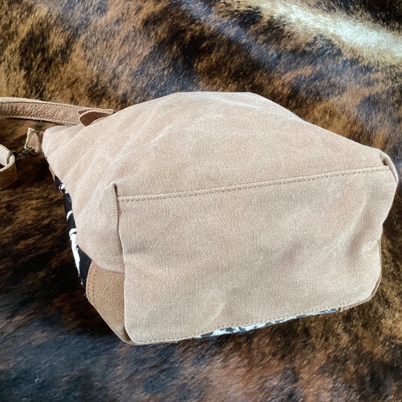 ANN GOTI Cowhide Canvas Zipper Top Crossbody Handbag - Picture 3 of 10